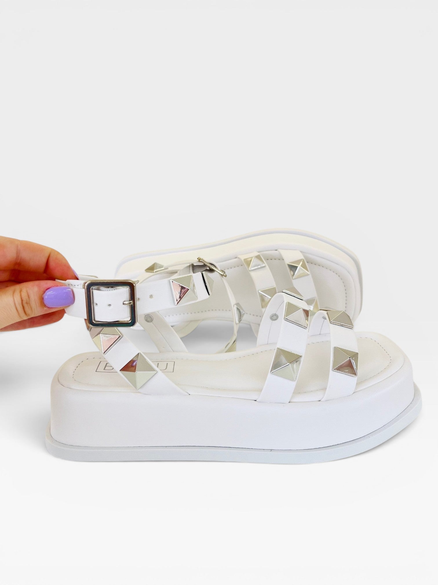 Papete Montreal Beyou Shoes branca em napa com tiras decoradas por tachas prateadas e solado plataforma de 2 cm