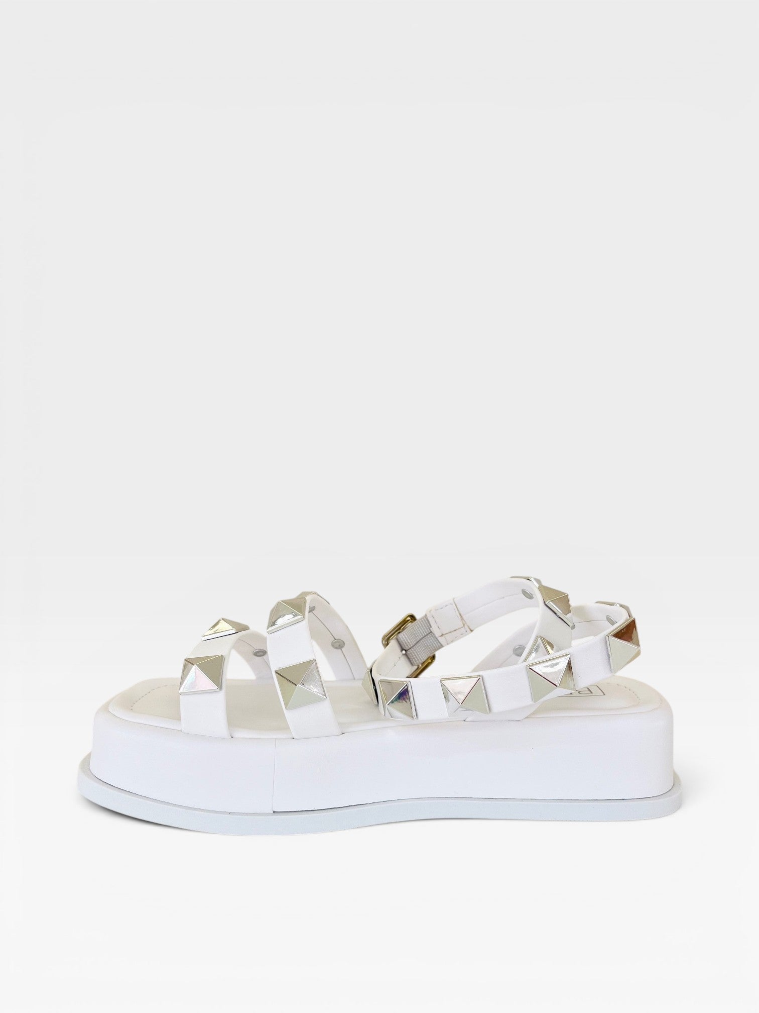 Papete Beyou Shoes Montreal branca em napa com tiras decoradas por tachas prateadas e solado plataforma de 2 cm