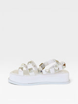 Papete Beyou Shoes Montreal branca em napa com tiras decoradas por tachas prateadas e solado plataforma de 2 cm