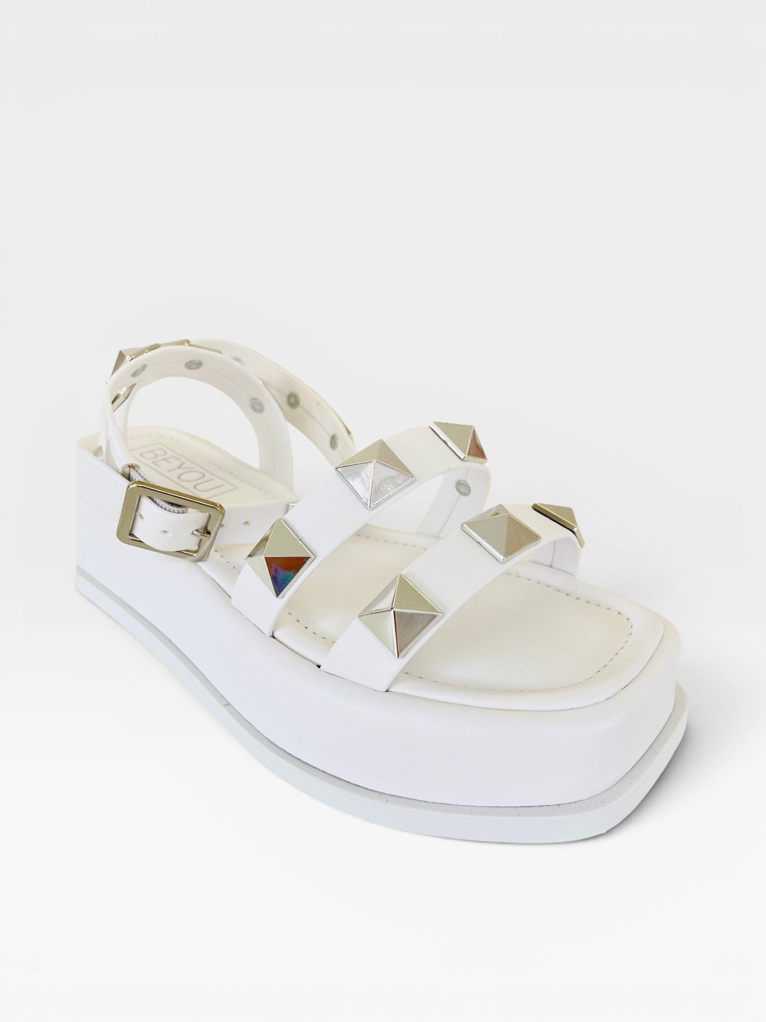 Papete Beyou Shoes Montreal branca em napa com tiras decoradas por tachas prateadas e solado plataforma de 2 cm