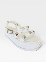 Papete Beyou Shoes Montreal branca em napa com tiras decoradas por tachas prateadas e solado plataforma de 2 cm