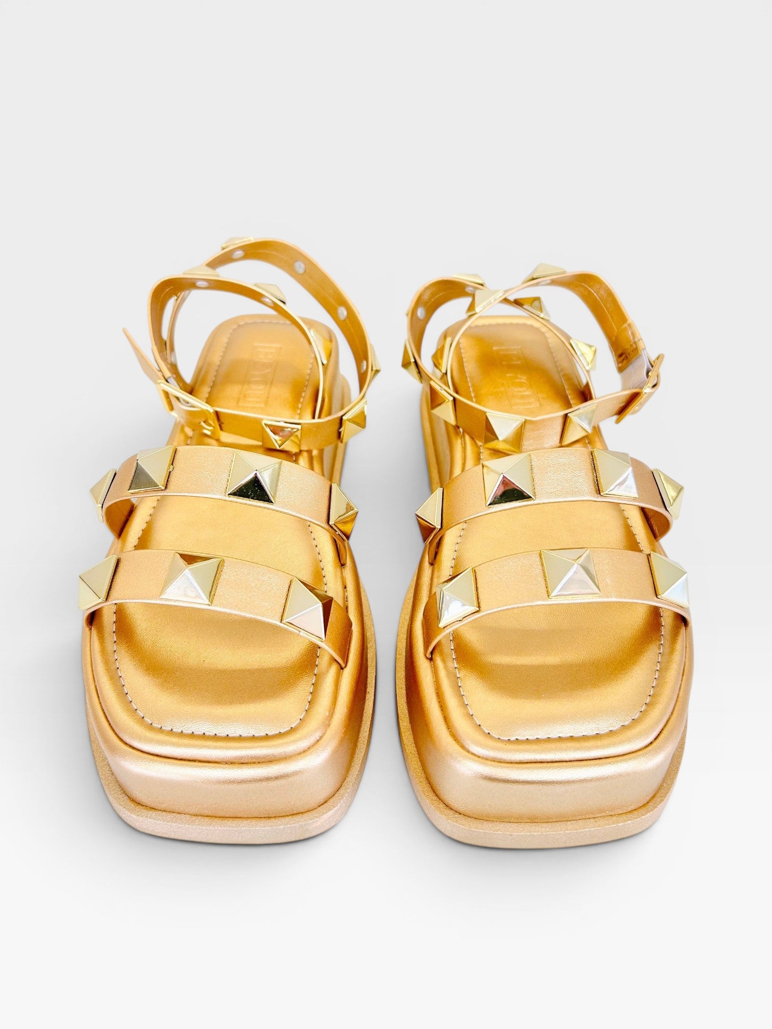 Papete Beyou Shoes Montreal dourada em napa com tiras decoradas por tachas metálicas e solado plataforma de 2 cm