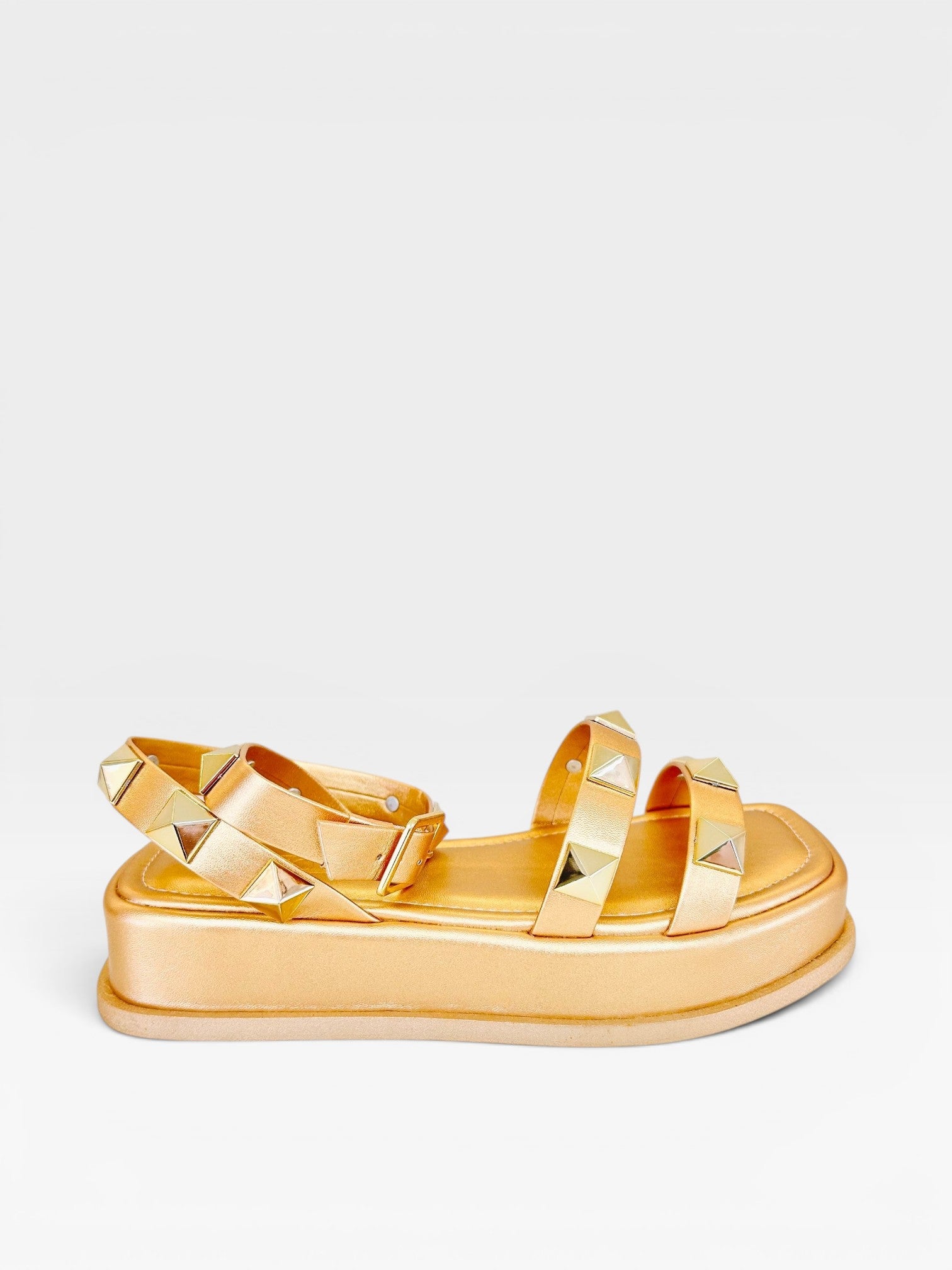 Papete Beyou Shoes Montreal dourada em napa com tiras decoradas por tachas piramidais e solado plataforma de 2 cm