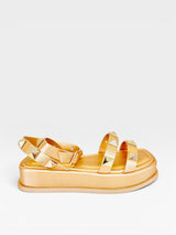 Papete Beyou Shoes Montreal dourada em napa com tiras decoradas por tachas piramidais e solado plataforma de 2 cm