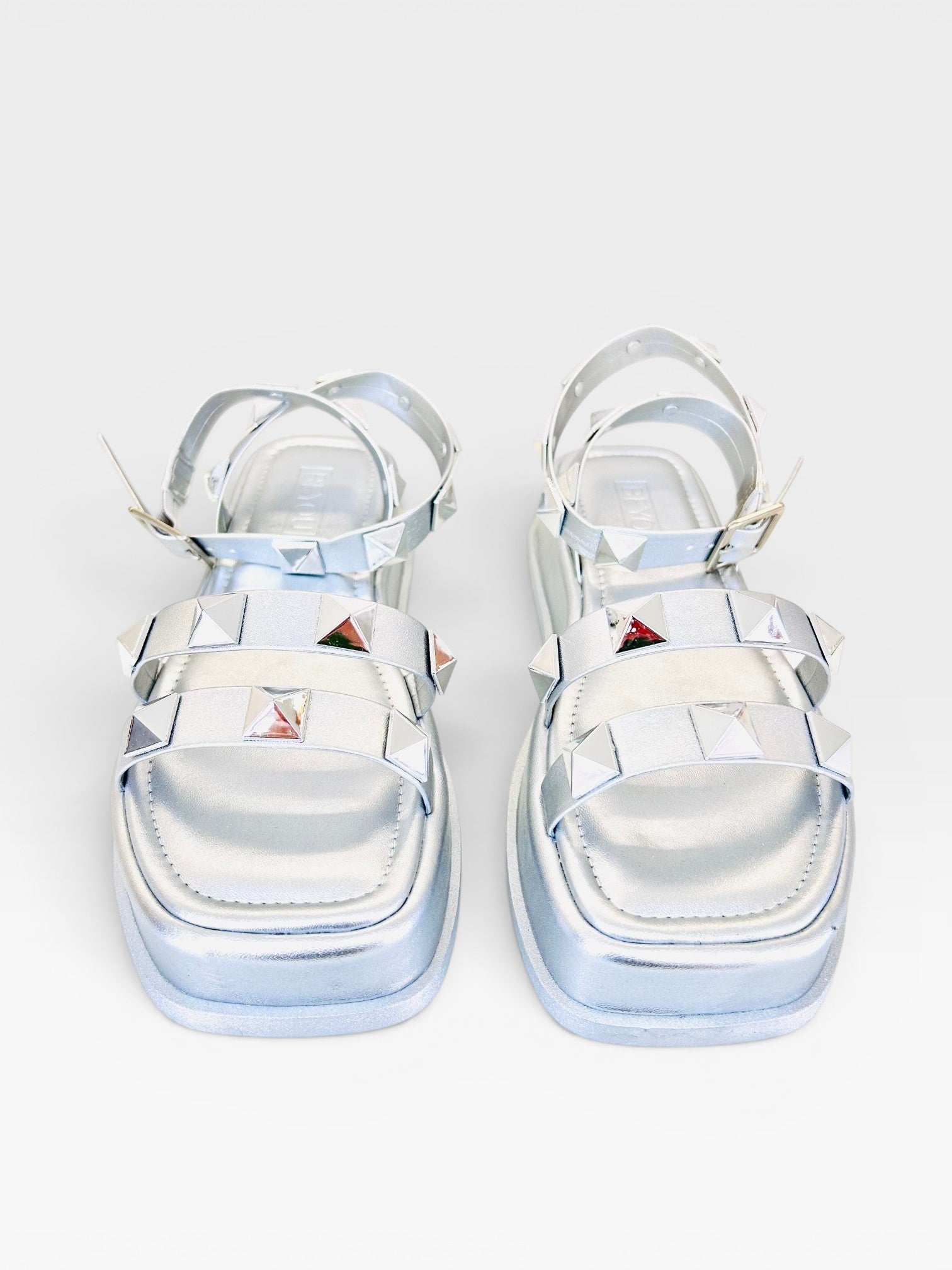 Papete Montreal Beyou Shoes prata em napa com tiras decoradas por tachas metálicas e solado plataforma de 3 cm