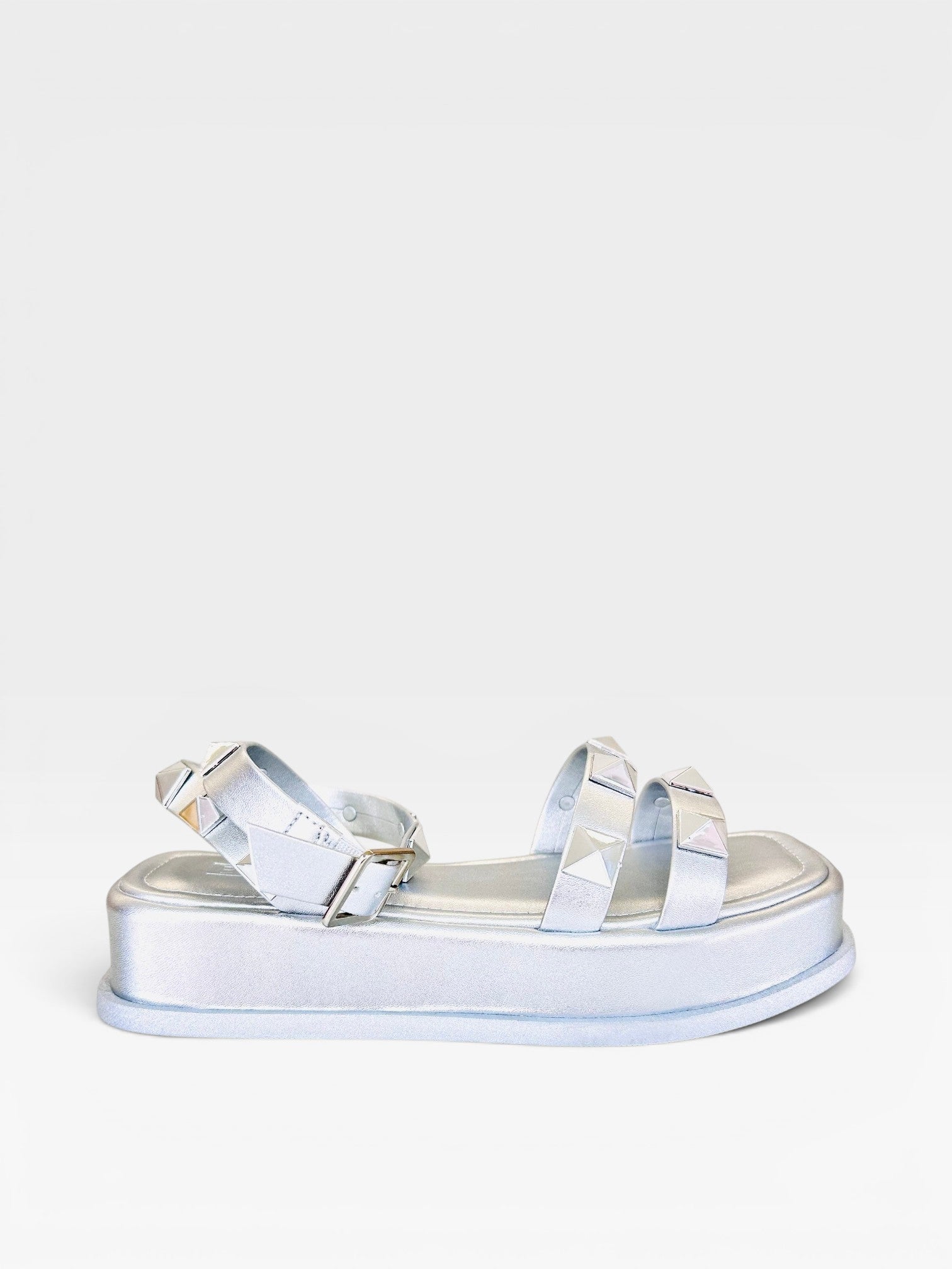 Papete Beyou Shoes Montreal prata em napa com solado plataforma de 3 cm e detalhes de tachas metálicas