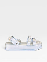 Papete Beyou Shoes Montreal prata em napa com solado plataforma de 3 cm e detalhes de tachas metálicas