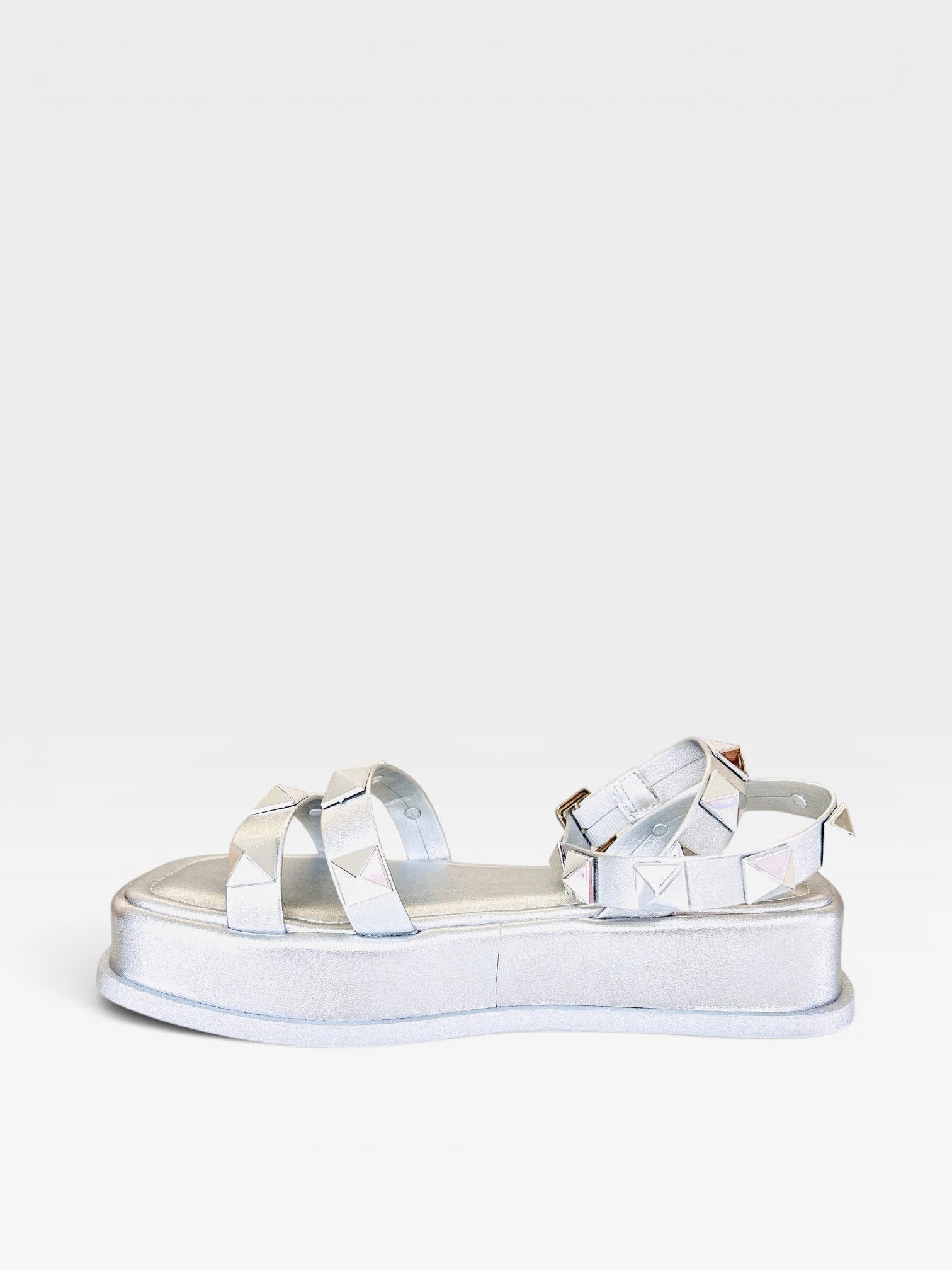 Papete Montreal Beyou Shoes prata em napa com tiras decoradas por tachas e solado plataforma de 3 cm
