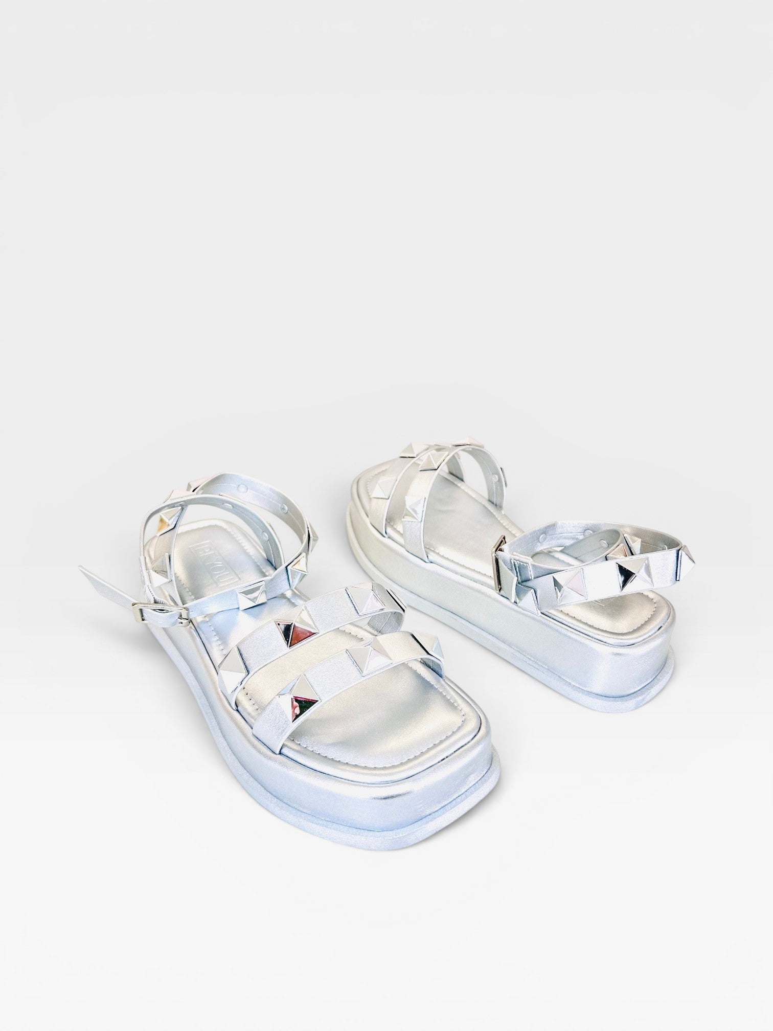 Papete Beyou Shoes Montreal prata em napa com tiras decoradas por tachas metálicas e solado plataforma de 3 cm