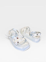Papete Beyou Shoes Montreal prata em napa com tiras decoradas por tachas metálicas e solado plataforma de 3 cm