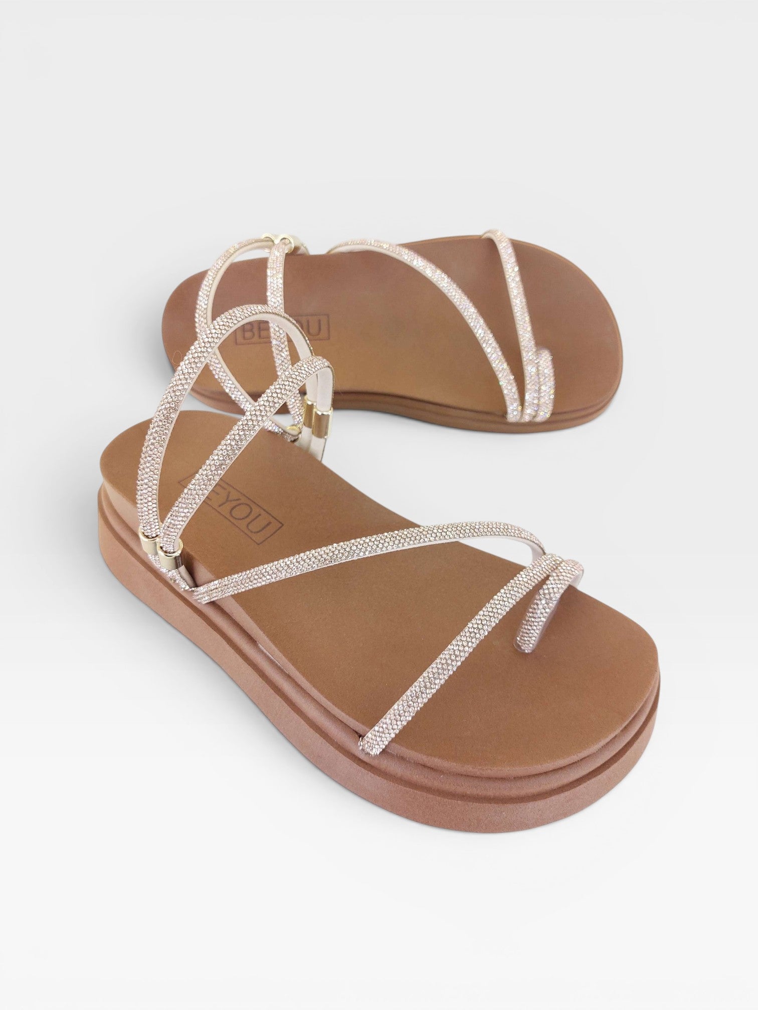 Sandália papete Beyou Shoes Mykonos com tiras brilhantes rosê gold e sola plataforma caramelo