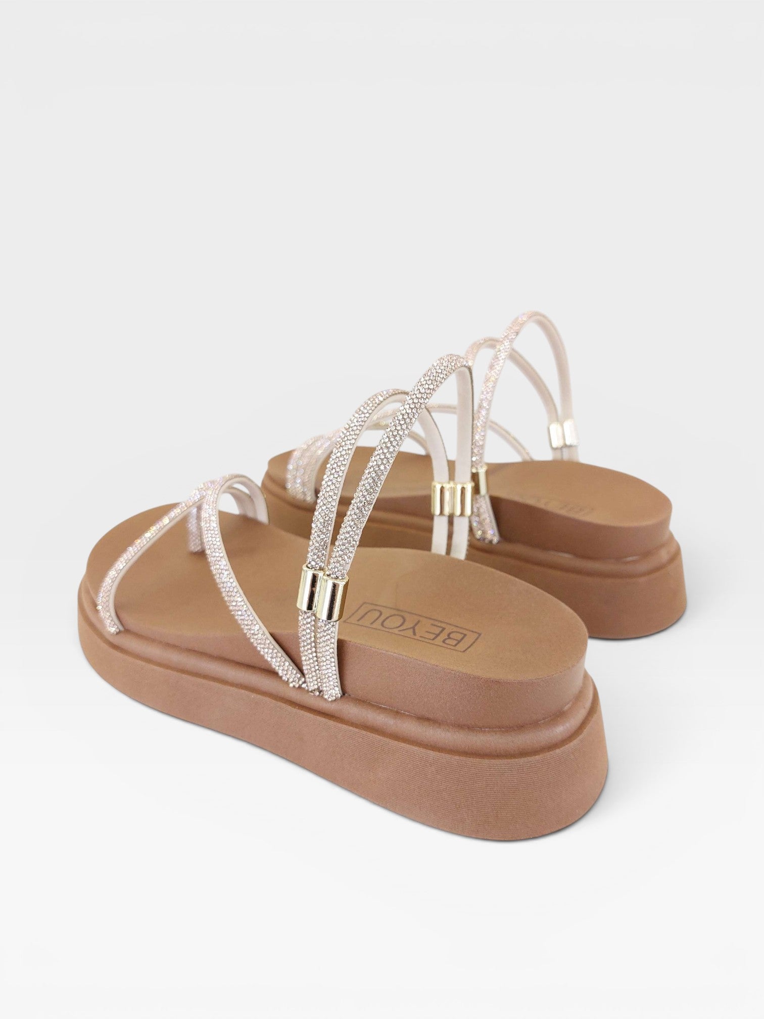 Sandália papete Beyou Shoes Mykonos com tiras brilhantes rosê gold e sola plataforma caramelo