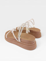 Sandália papete Beyou Shoes Mykonos com tiras brilhantes rosê gold e sola plataforma caramelo