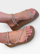 Papete Beyou Shoes Mykonos com tiras finas em brilho rosê gold e sola plataforma caramelo em pés femininos