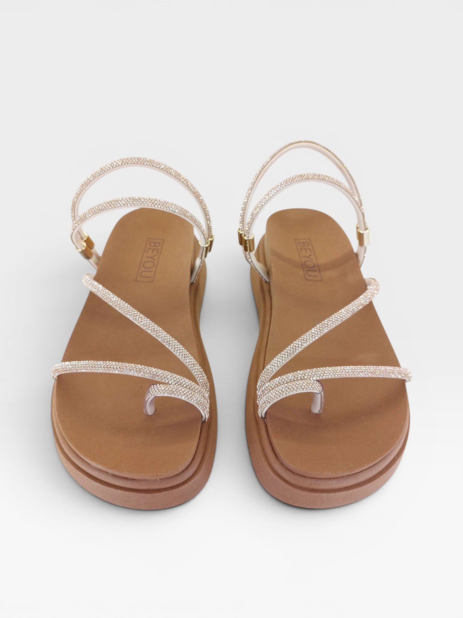Sandália papete Beyou Shoes Mykonos com tiras em brilho rosê gold e sola plataforma caramelo