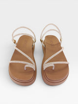 Sandália papete Beyou Shoes Mykonos com tiras em brilho rosê gold e sola plataforma caramelo