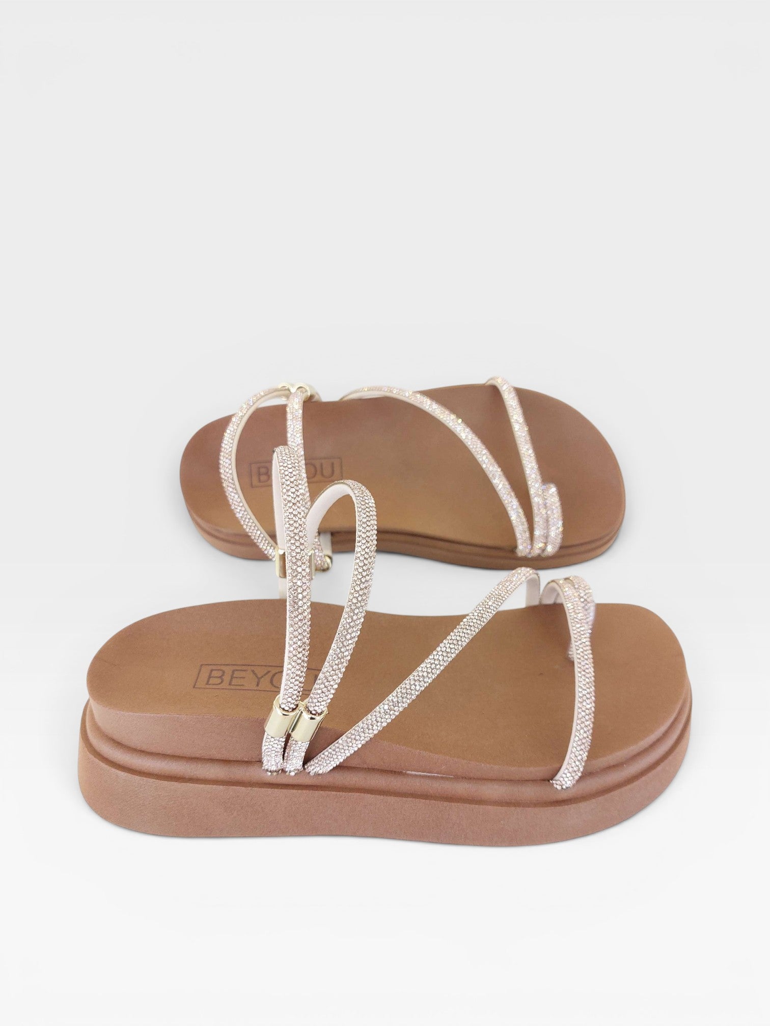 Papete Beyou Shoes Mykonos com tiras brilhantes rosê gold e sola plataforma caramelo