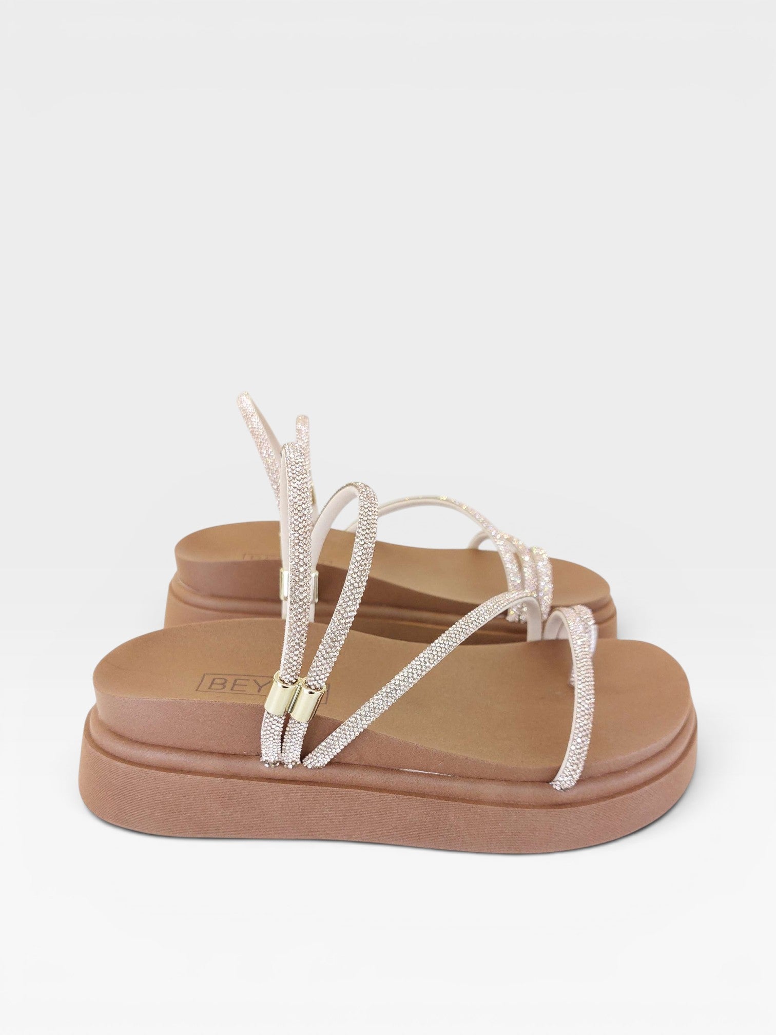 Sandália papete Beyou Shoes Mykonos com tiras brilhantes rosê gold e sola plataforma caramelo