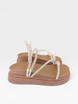 Sandália papete Beyou Shoes Mykonos com tiras brilhantes rosê gold e sola plataforma caramelo