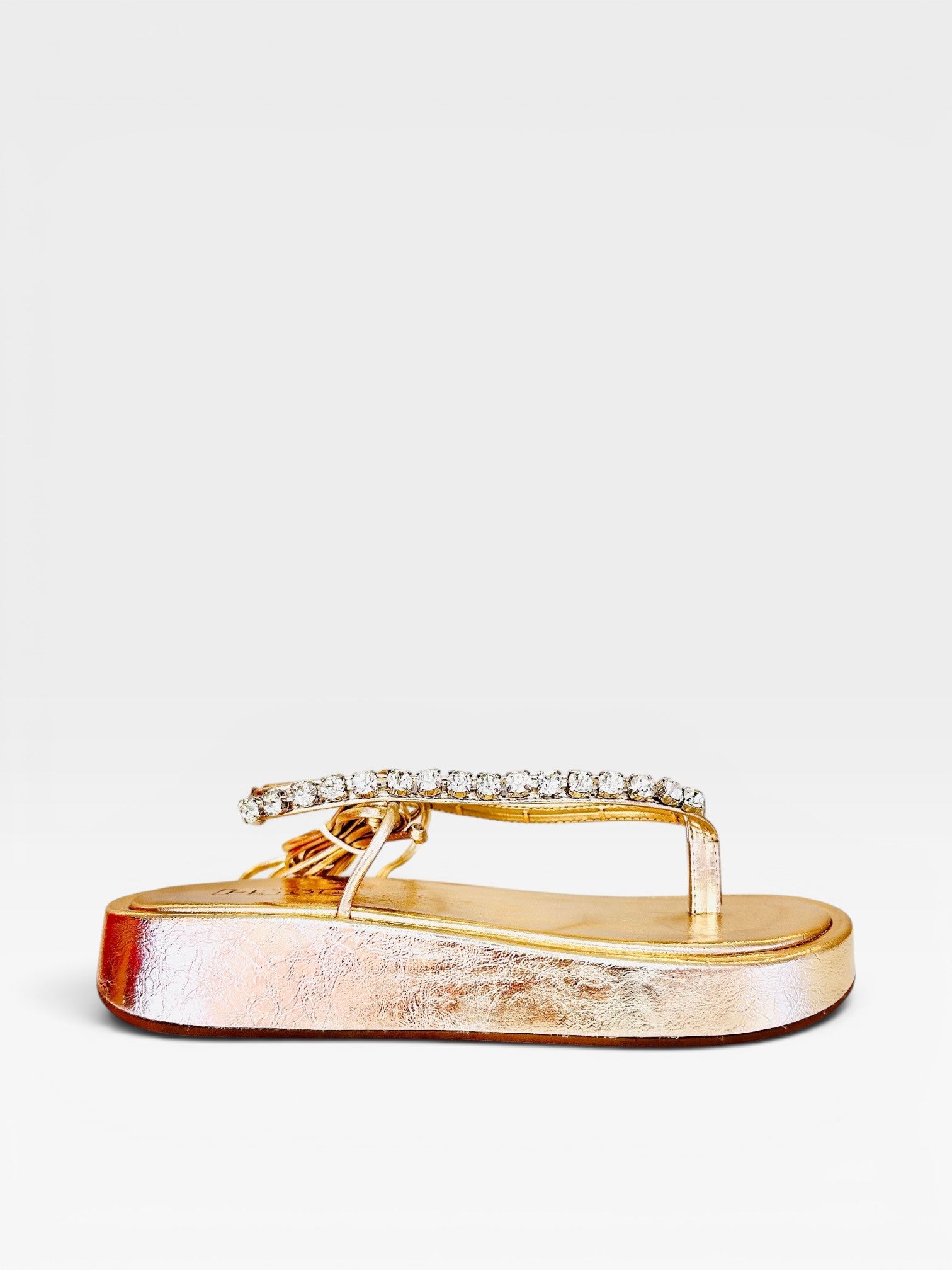 Papete Beyou Shoes Pequim ouro light em napa com tiras cravejadas de brilho e solado plataforma de 2 cm