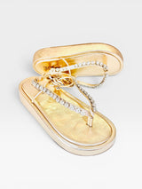 Papete Beyou Shoes Pequim na cor ouro light em napa com tiras decoradas com brilhos e solado plataforma de 2 cm