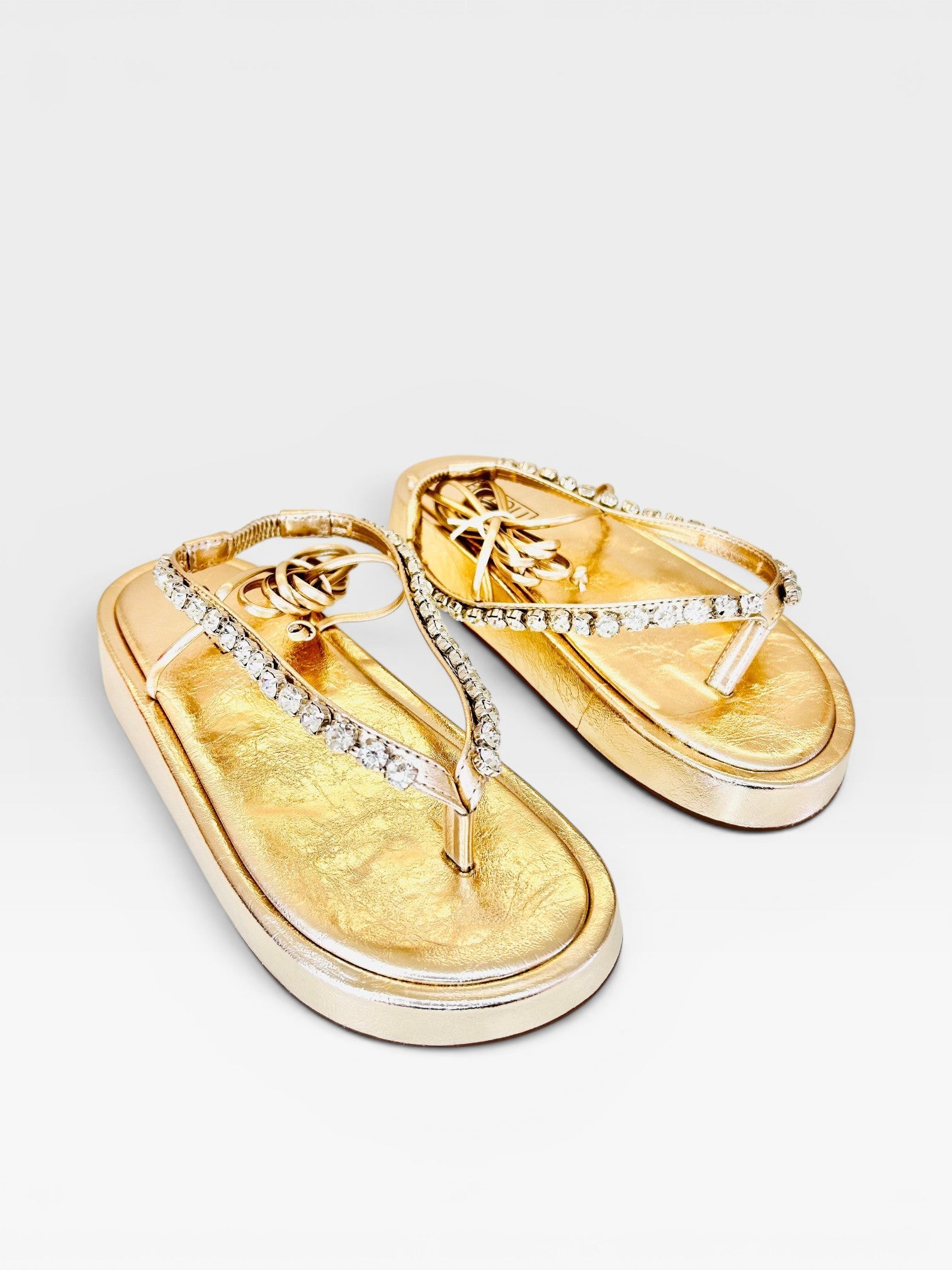 Papete Beyou Shoes Pequim na cor ouro light em napa com tiras cravejadas de brilhos e solado plataforma de 2 cm