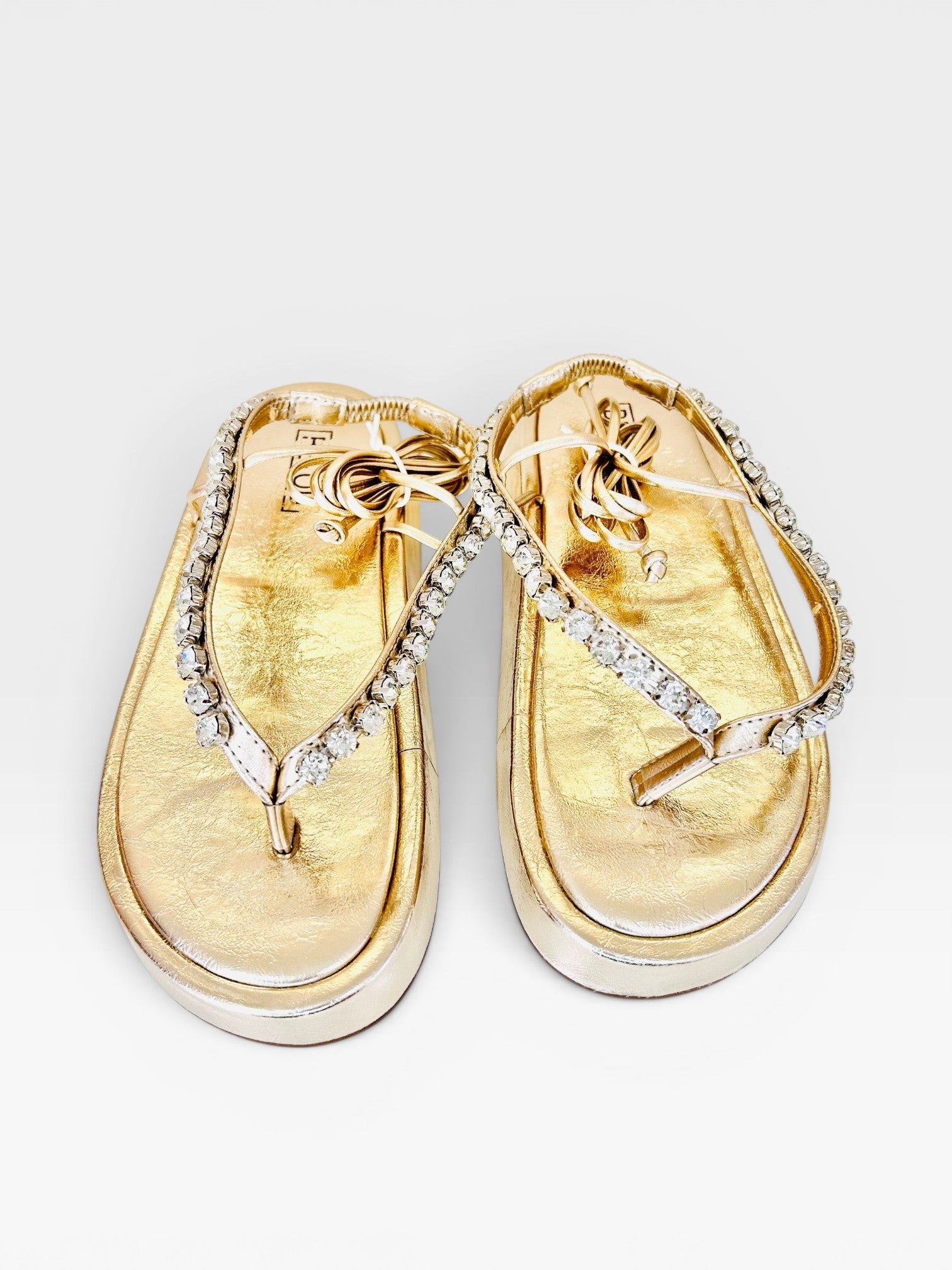 Papete Beyou Shoes Pequim na cor ouro light em napa com tiras decoradas com brilhos e amarração no tornozelo
