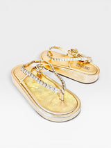Papete Beyou Shoes Pequim na cor ouro light em napa com tiras adornadas por brilhos e solado plataforma de 2 cm.