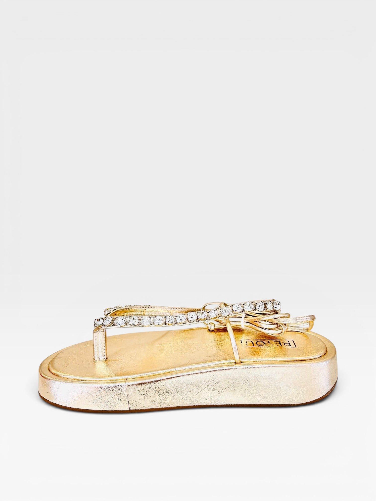 Papete Beyou Shoes Pequim na cor ouro light em napa com tiras adornadas por brilhos e solado plataforma de 2 cm