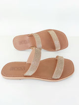 Rasteira Beyou Shoes Barcelona caramelo em napa com duas tiras cravejadas de pedras brilhantes