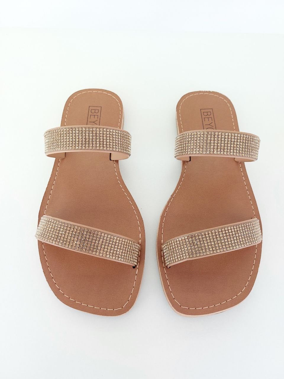 Rasteira Beyou Shoes Barcelona caramelo em napa com duas tiras adornadas por pedras cintilantes