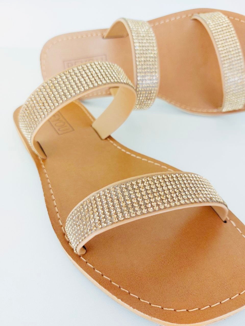 Rasteira Beyou Shoes Barcelona caramelo em napa com tiras duplas decoradas com pedras brilhantes