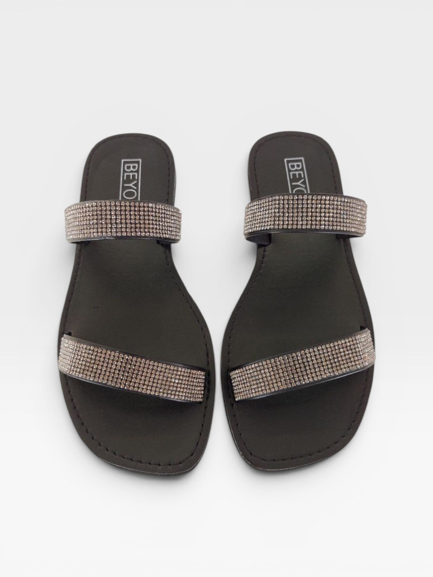 Rasteira Beyou Shoes Barcelona preta em napa com duas tiras decoradas com pedras cintilantes