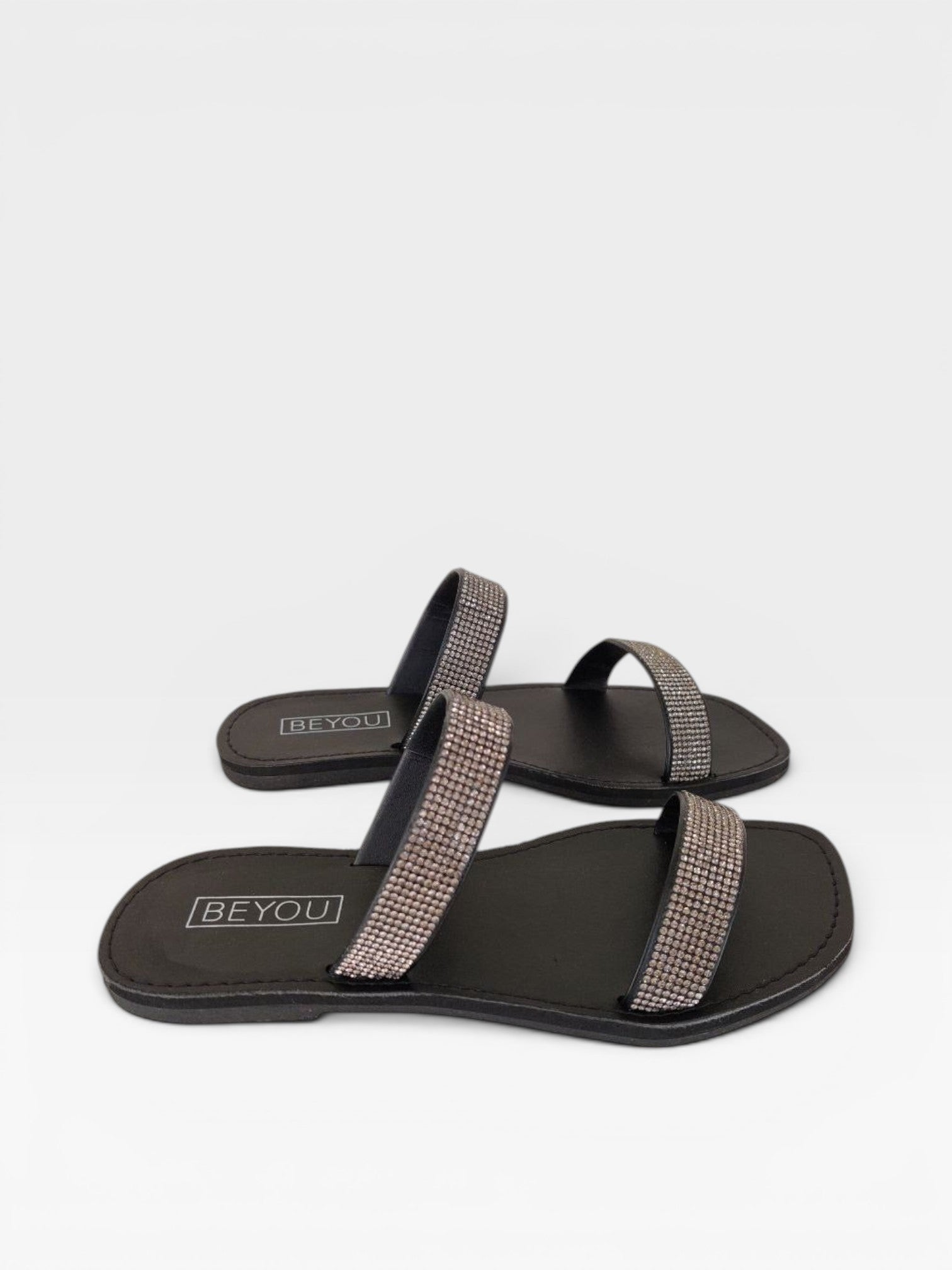 Rasteira Beyou Shoes Barcelona preta em napa com duas tiras decoradas com pedras cintilantes