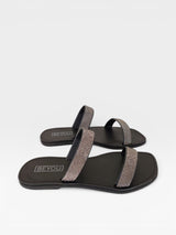 Rasteira Beyou Shoes Barcelona preta em napa com duas tiras decoradas com pedras cintilantes