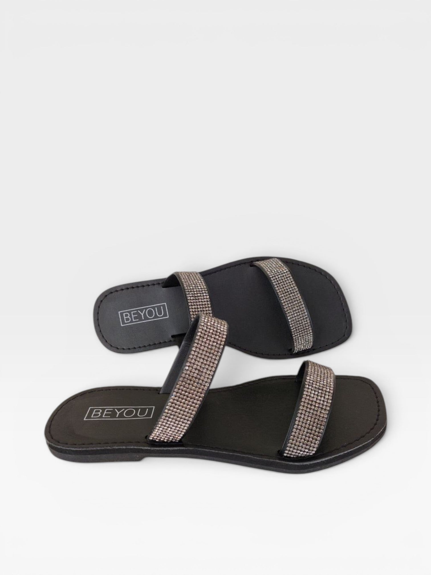 Rasteira Beyou Shoes Barcelona preta em napa com duas tiras decoradas com pedras brilhantes