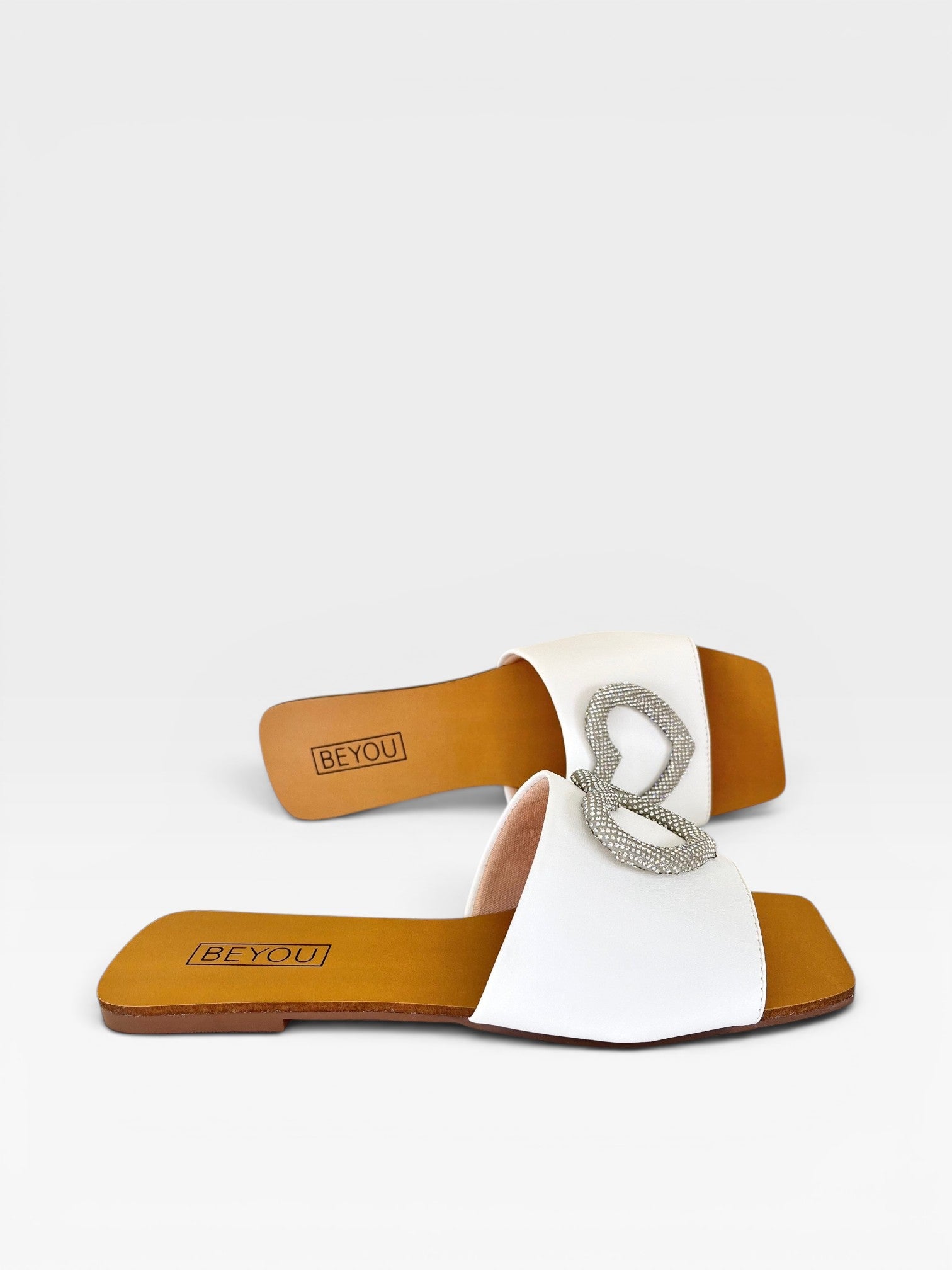 Rasteira Beyou Shoes branca em napa com detalhe de coração em brilho e bico quadrado