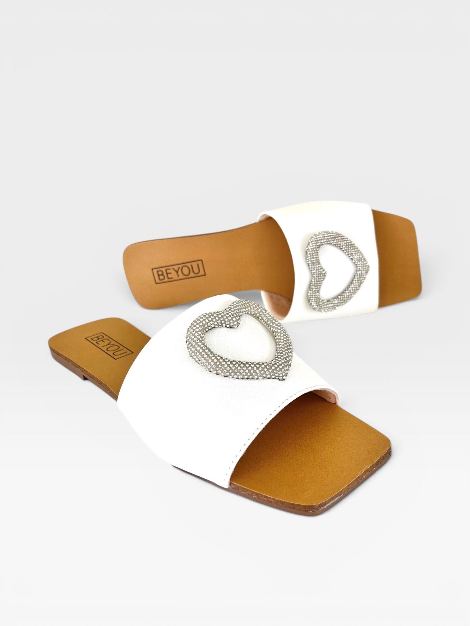 Rasteira Beyou Shoes branca em napa com detalhe de coração em brilho e bico quadrado