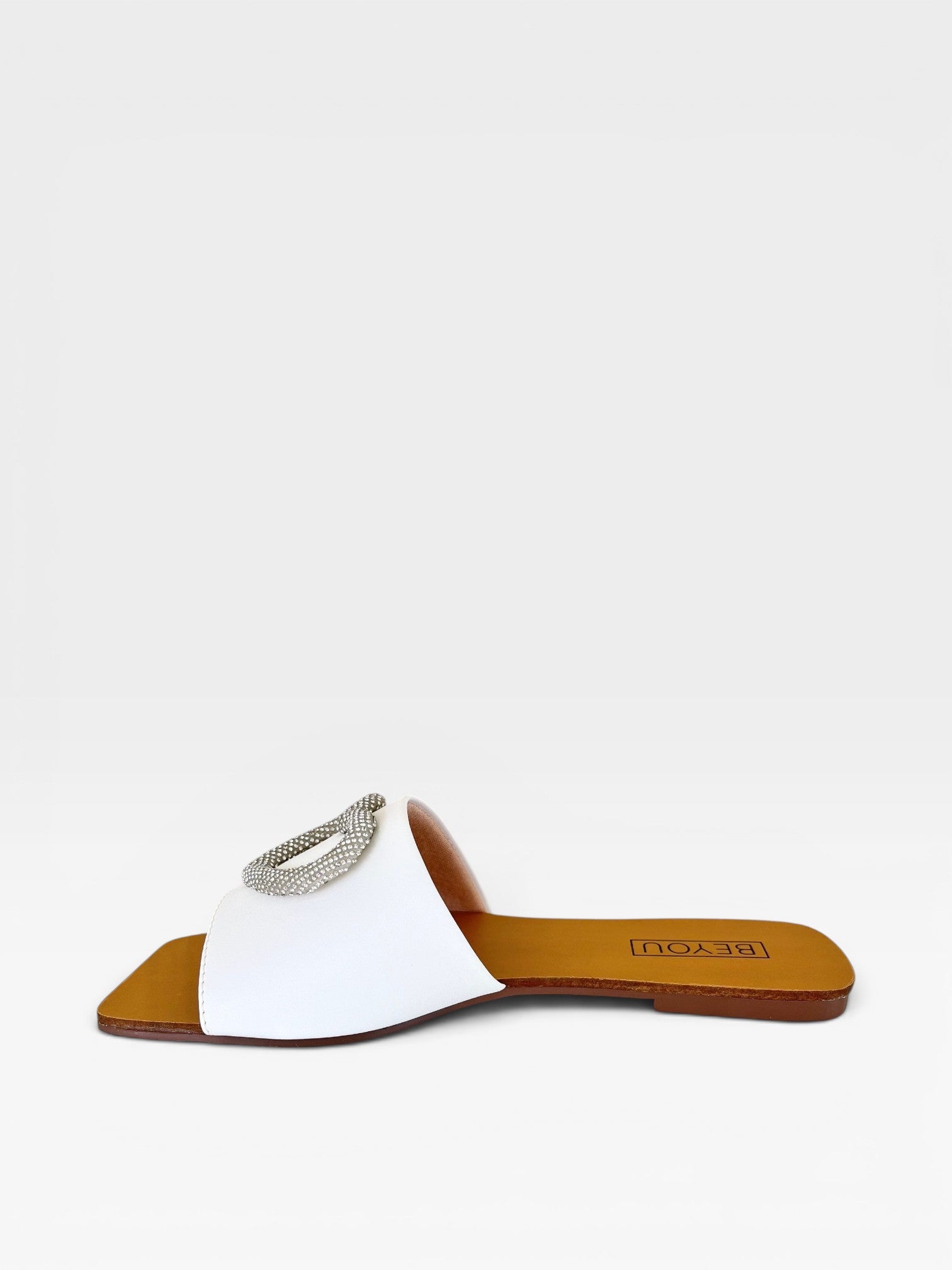 Rasteira Beyou Shoes branca em napa com detalhe de coração em brilho e bico quadrado
