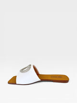 Rasteira Beyou Shoes branca em napa com detalhe de coração em brilho e bico quadrado