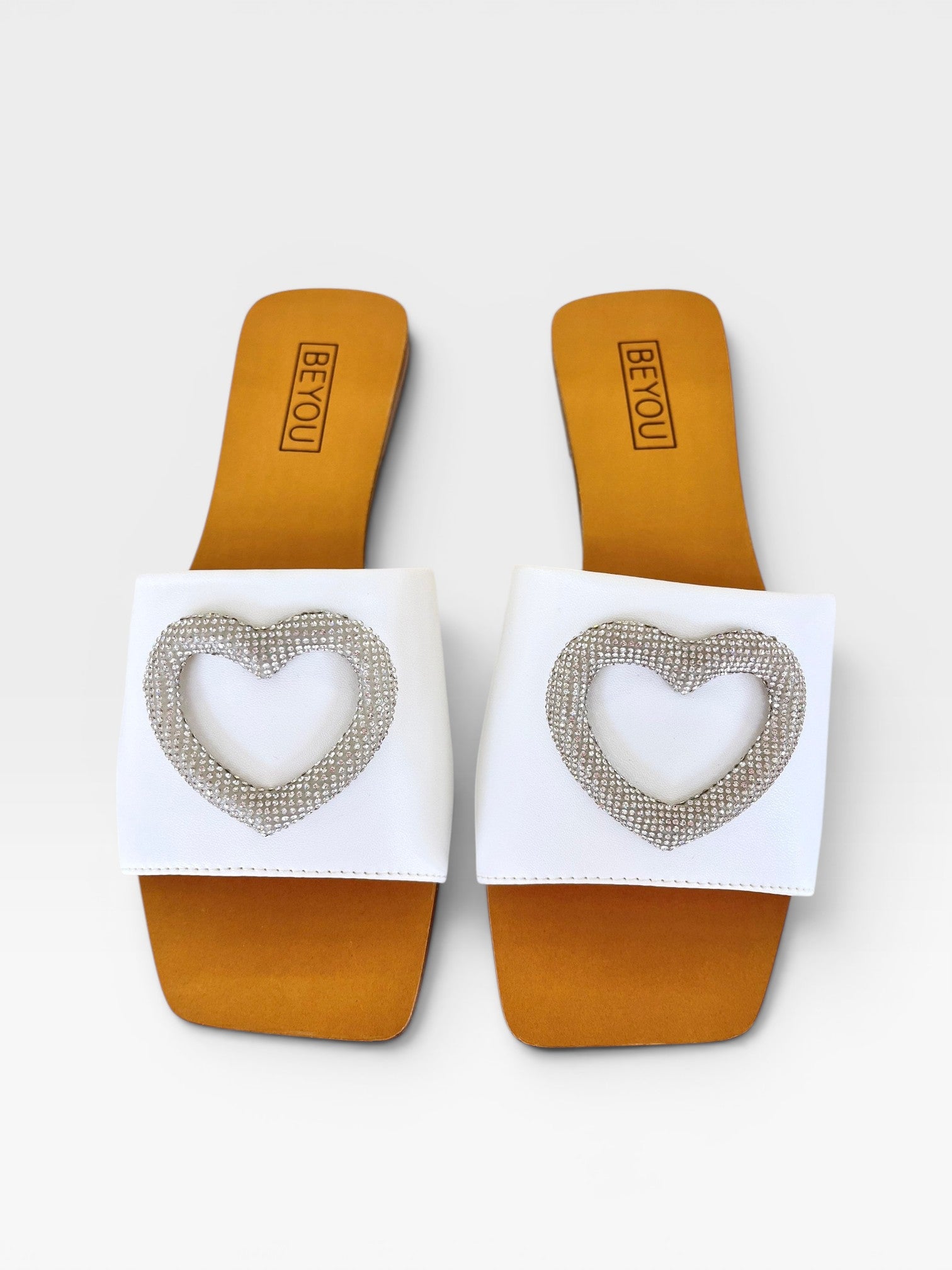 Rasteira Beyou Shoes Búzios branca em napa com detalhe de coração em brilho strass