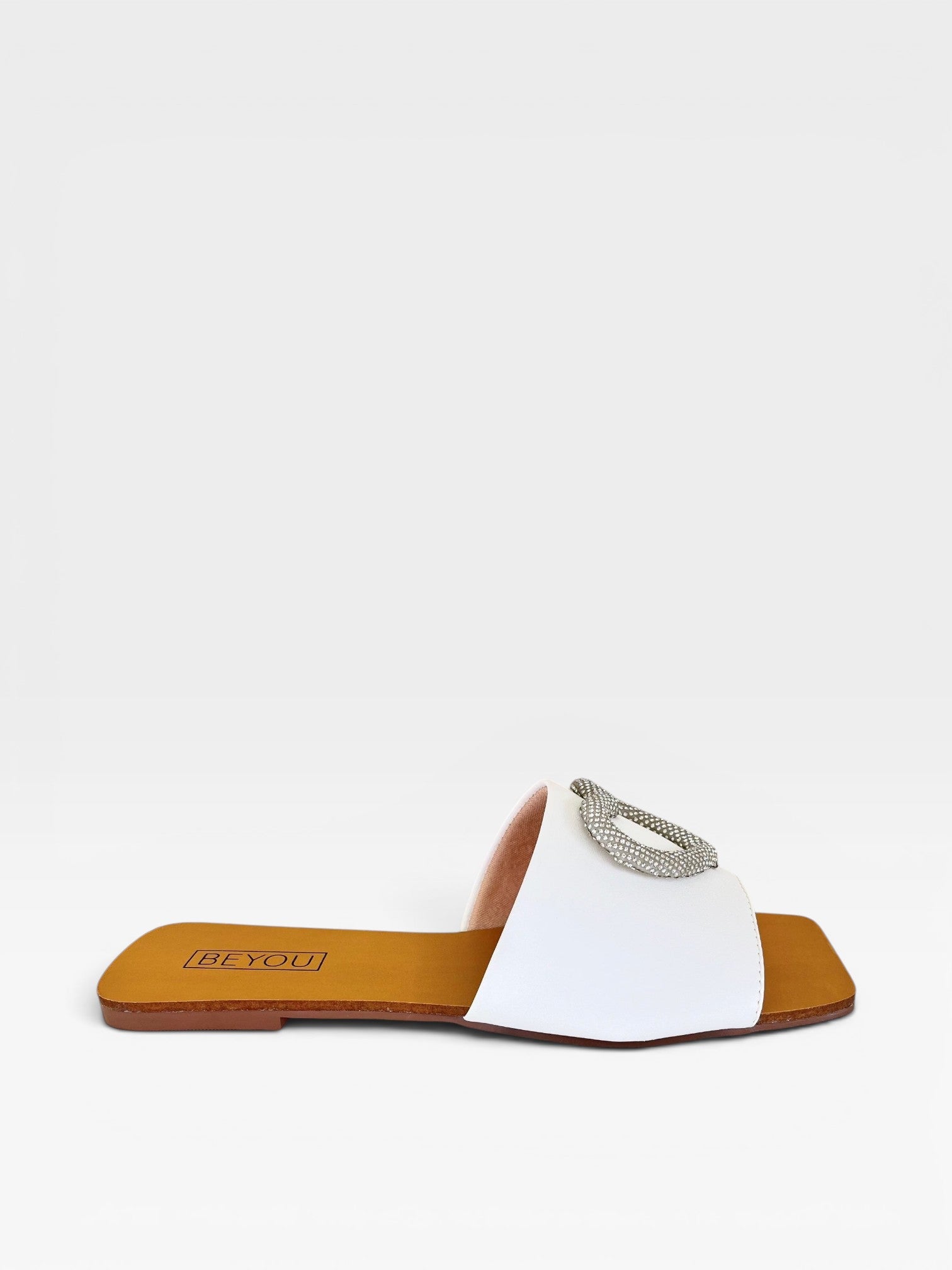 Rasteira Búzios Beyou Shoes branca em napa com detalhe de coração em brilho e bico quadrado