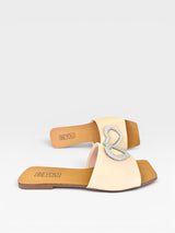 Rasteira Beyou Shoes Búzios nude em napa com detalhe de coração em brilho e bico quadrado