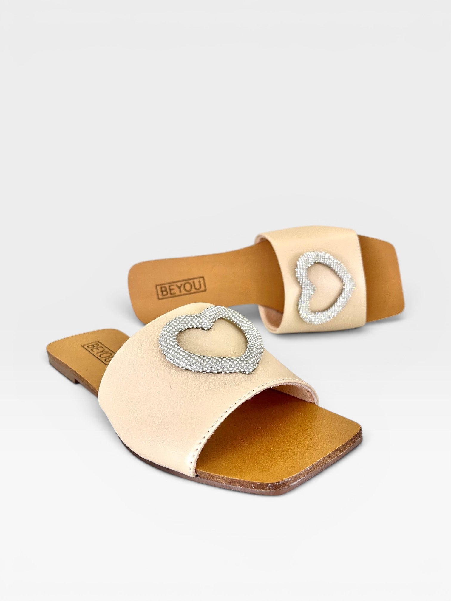 Rasteira Beyou Shoes Búzios nude em napa com detalhe de coração brilhante no cabedal