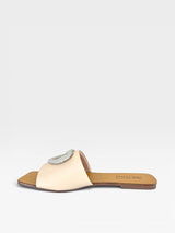 Rasteira Beyou Shoes Búzios nude em napa com detalhe de coração brilhante na parte superior, vista lateral.