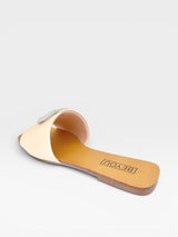 Rasteira Beyou Shoes Búzios nude em napa com detalhe de coração em brilho sobre fundo branco