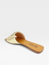 Rasteira Beyou Shoes Búzios ouro light em napa com detalhe de coração brilhante na tira