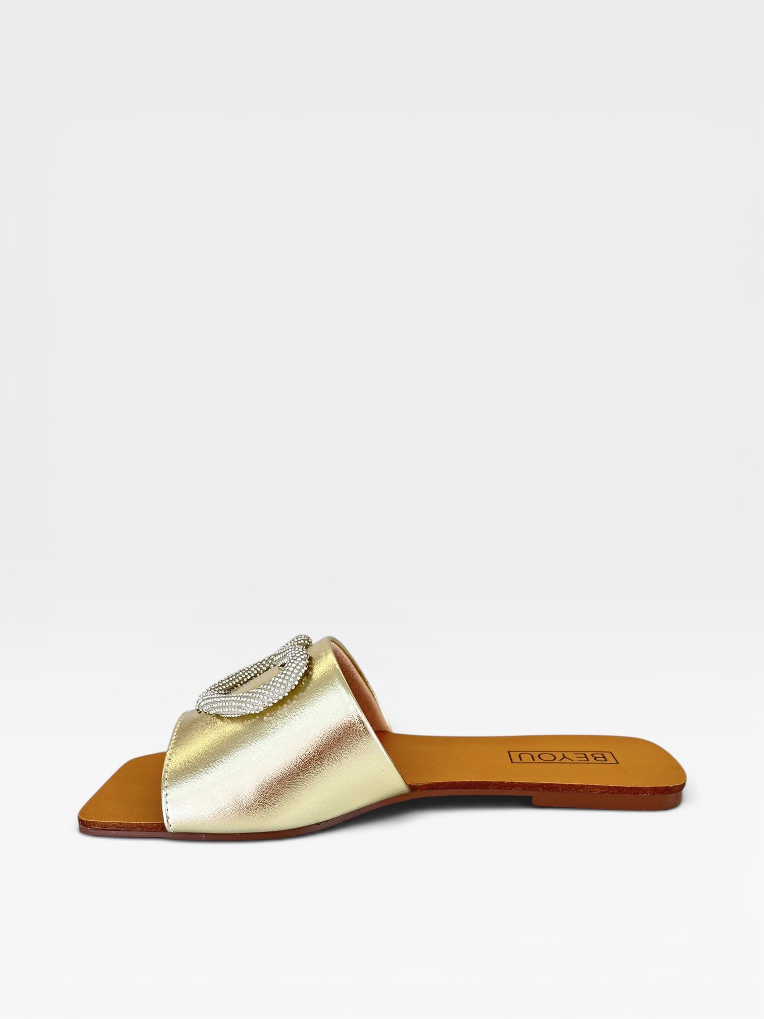 Rasteira Beyou Shoes Búzios em napa ouro light com detalhe de coração em brilho e bico quadrado