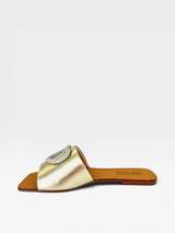 Rasteira Beyou Shoes Búzios em napa ouro light com detalhe de coração em brilho e bico quadrado