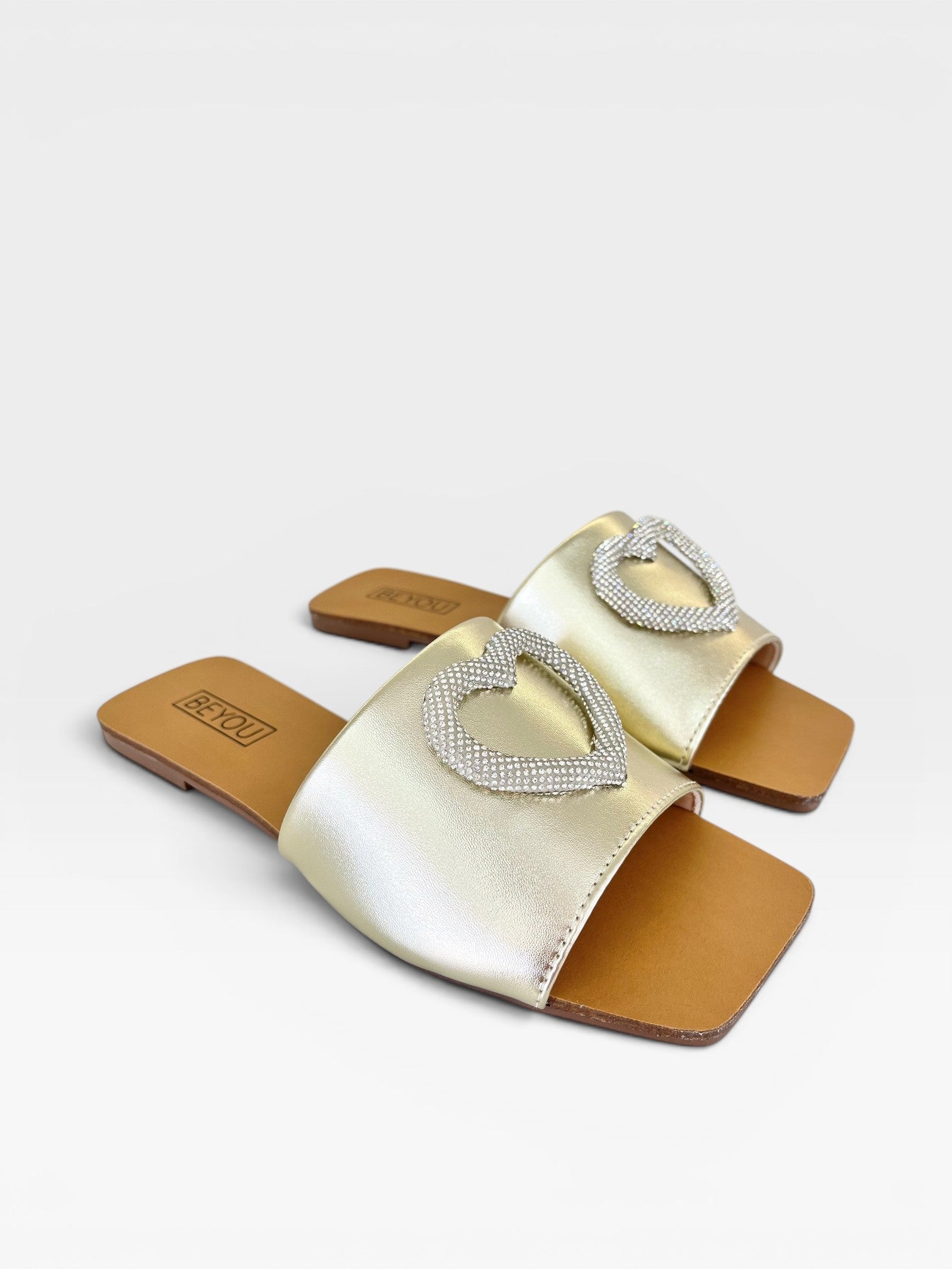 Rasteira Beyou Shoes Búzios ouro light em napa com detalhe de coração brilhante no cabedal